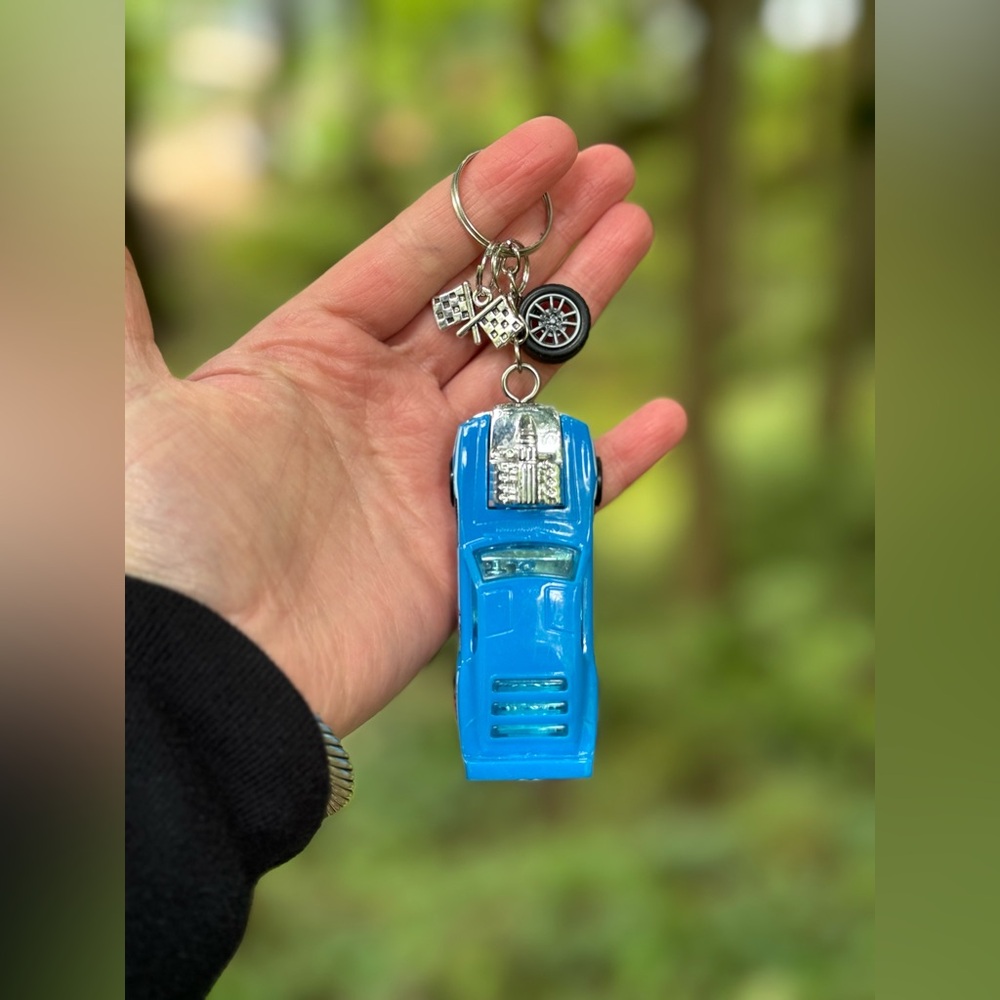 Hot Wheels RIVITED Toy Car Keychain - Picture 8 of 10